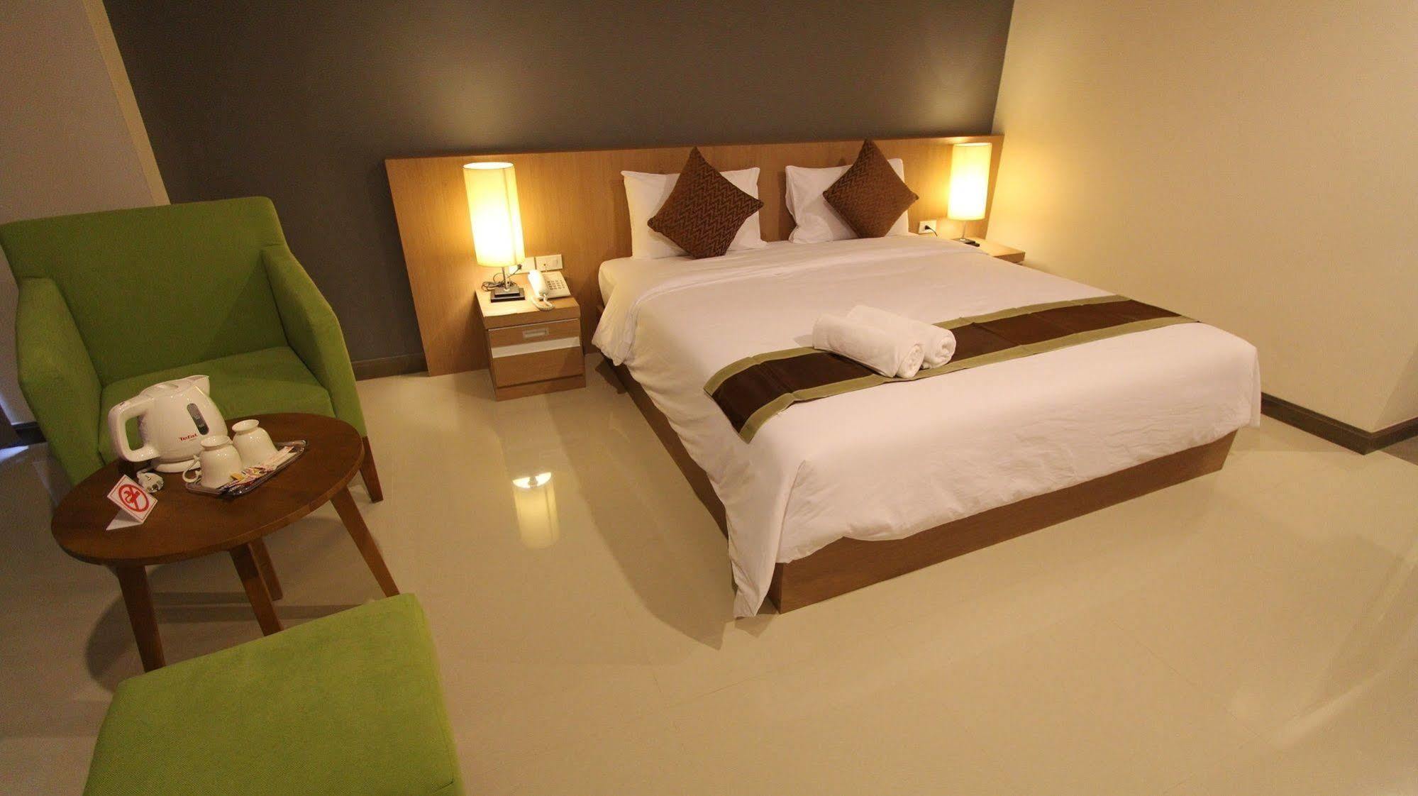 S Tara Grand Hotel Surat Thani Exterior foto